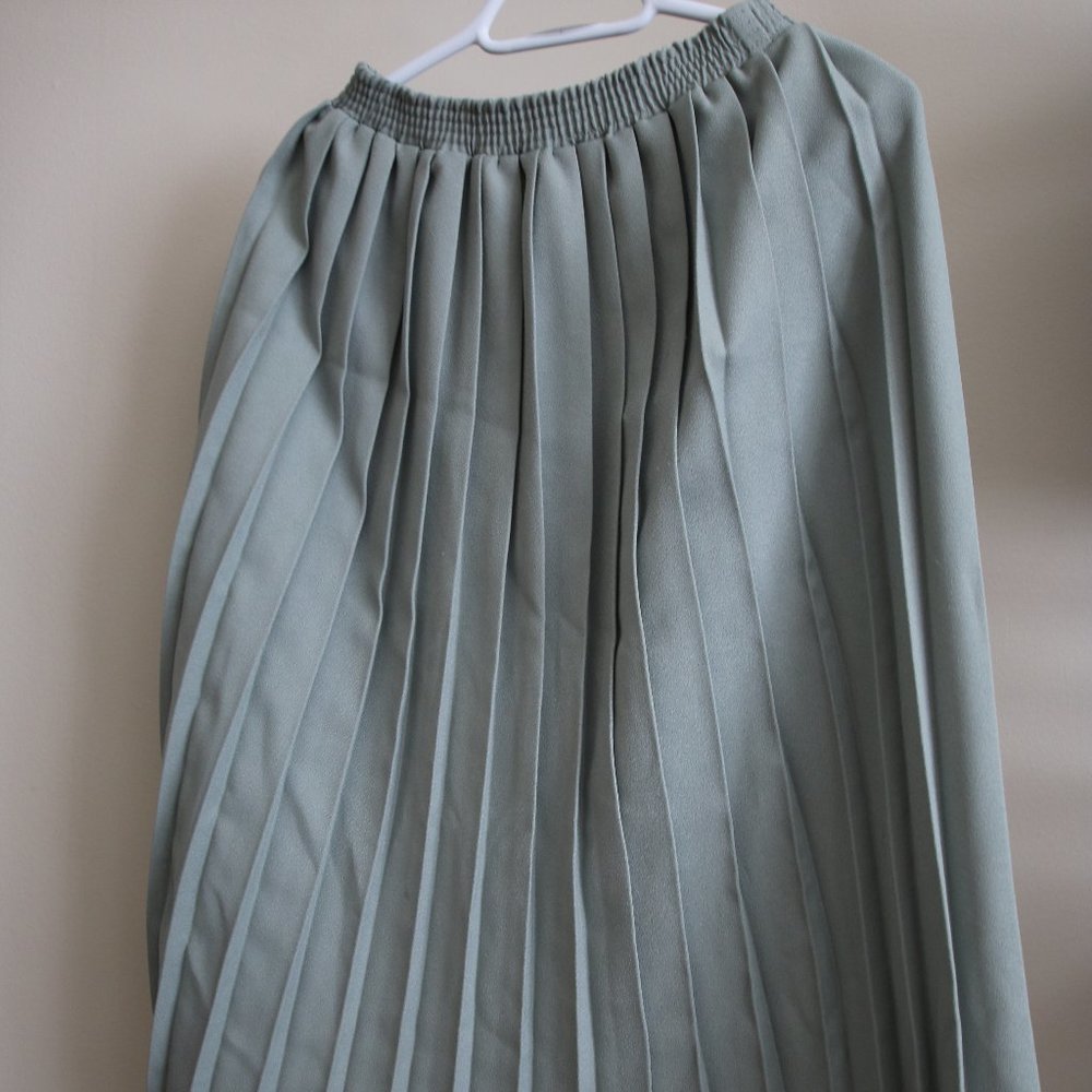 Mint green pletted maxi skirt